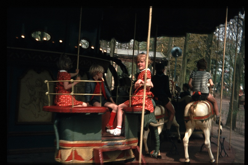 05.Efteling mei 1970 Brigitte,Marion,Peter.JPG